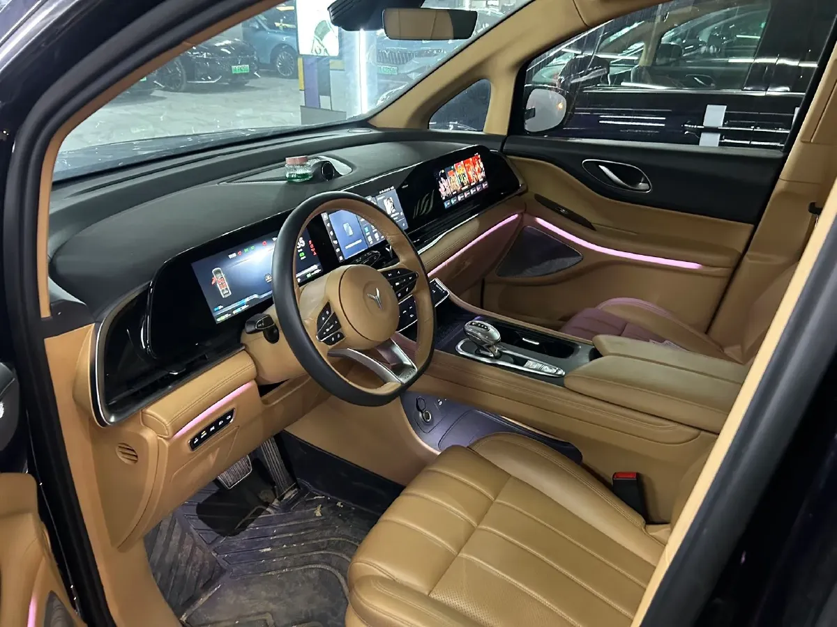 2024 Voyah Dream 1.5T 150HP L4 PHEV 43KWH,autocango,china used car exporter,china ev exporter,chinese used car exporter,chinese used ev exporter