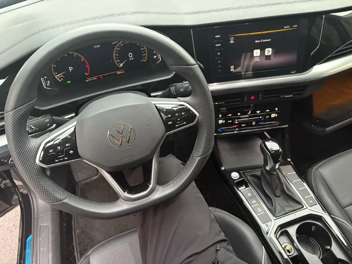 2024 Volkswagen Passat 2.0T 220HP L4 7DCT,autocango,china used car exporter,china ev exporter,chinese used car exporter,chinese used ev exporter