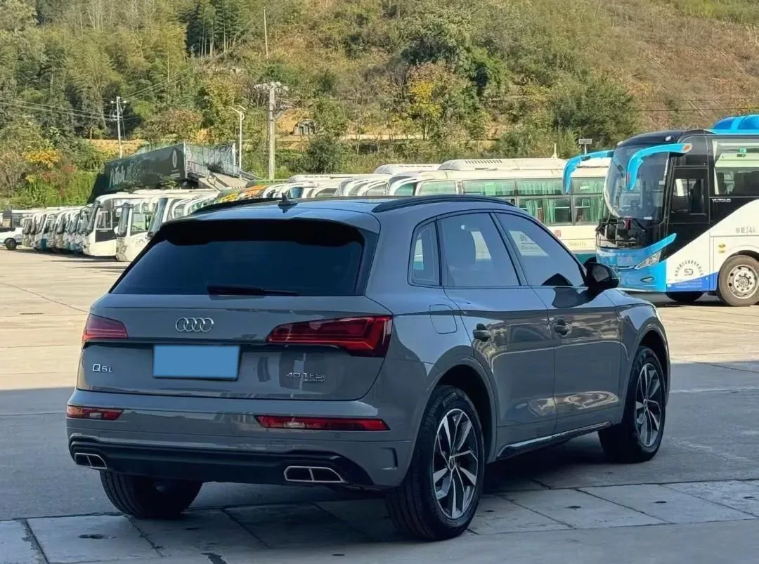 2025 Audi Q5L 2.0T 190HP L4 7DCT,autocango,china used car exporter,china ev exporter,chinese used car exporter,chinese used ev exporter