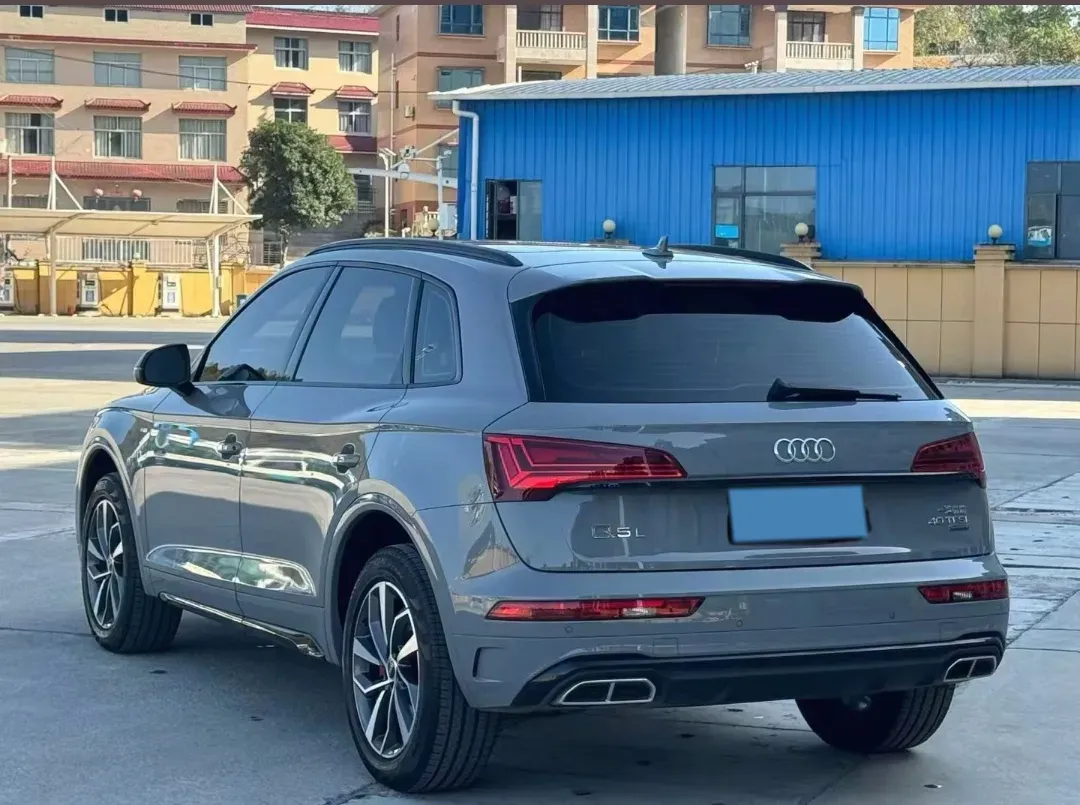 2025 Audi Q5L 2.0T 190HP L4 7DCT,autocango,china used car exporter,china ev exporter,chinese used car exporter,chinese used ev exporter