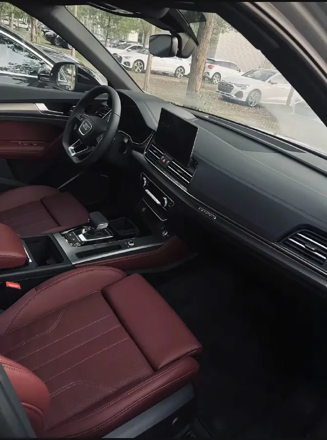 2025 Audi Q5L 2.0T 190HP L4 7DCT,autocango,china used car exporter,china ev exporter,chinese used car exporter,chinese used ev exporter