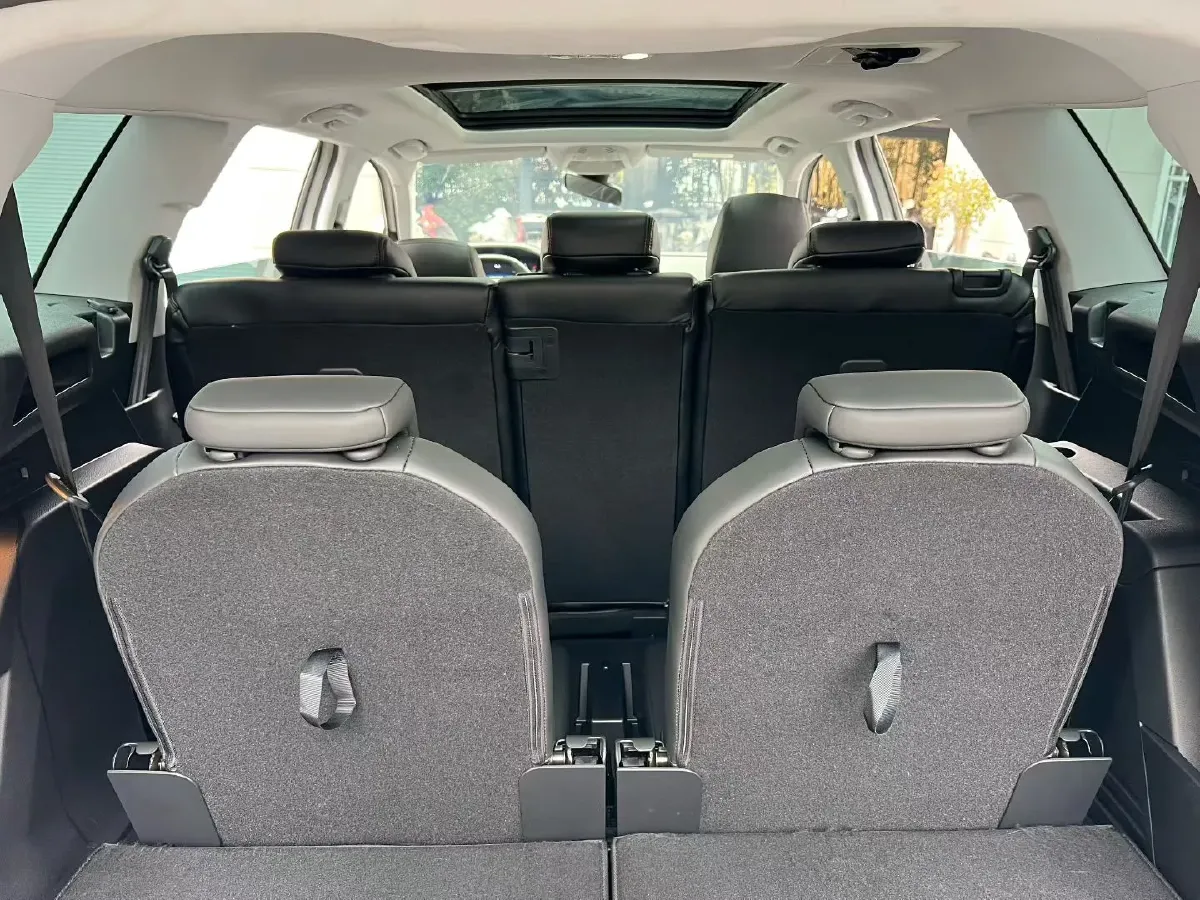 2017 Peugeot 5008 1.8T 204HP L4 6AT,autocango,china used car exporter,china ev exporter,chinese used car exporter,chinese used ev exporter