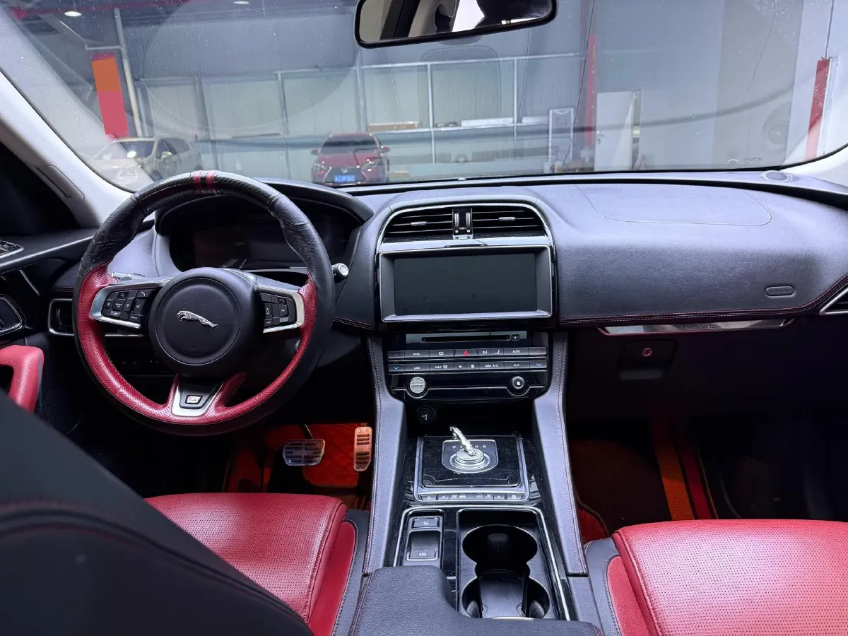 2018 Jaguar F-PACE 2.0T 300HP L4 8AT,autocango,china used car exporter,china ev exporter,chinese used car exporter,chinese used ev exporter