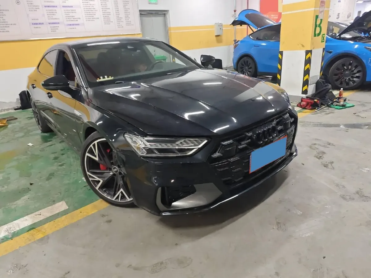 2024 Audi A7L 2.0T 245HP L4 7DCT,autocango,china used car exporter,china ev exporter,chinese used car exporter,chinese used ev exporter