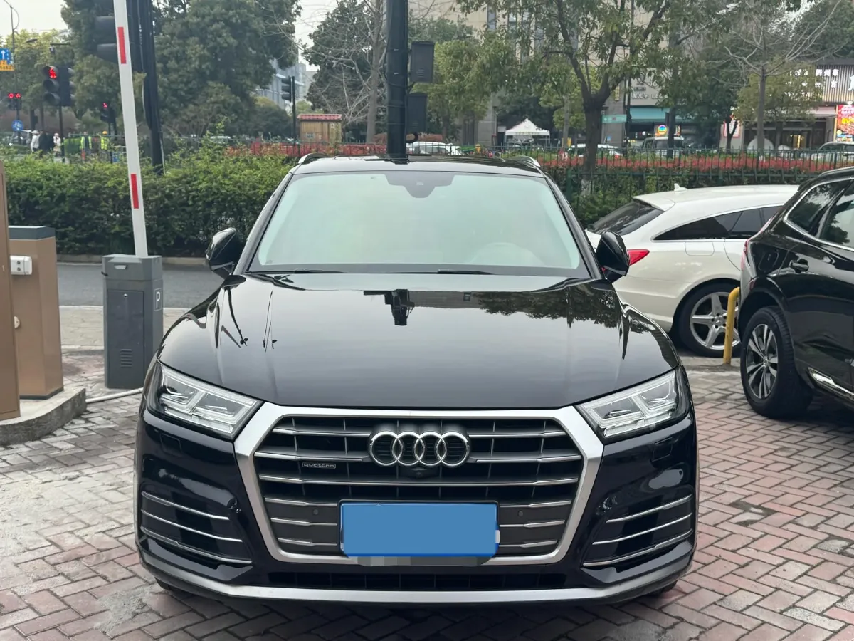 2020 Audi Q5L 2.0T 190HP L4 7DCT,autocango,china used car exporter,china ev exporter,chinese used car exporter,chinese used ev exporter