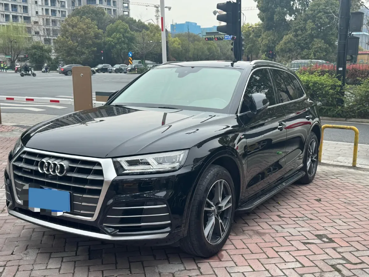 2020 Audi Q5L 2.0T 190HP L4 7DCT,autocango,china used car exporter,china ev exporter,chinese used car exporter,chinese used ev exporter