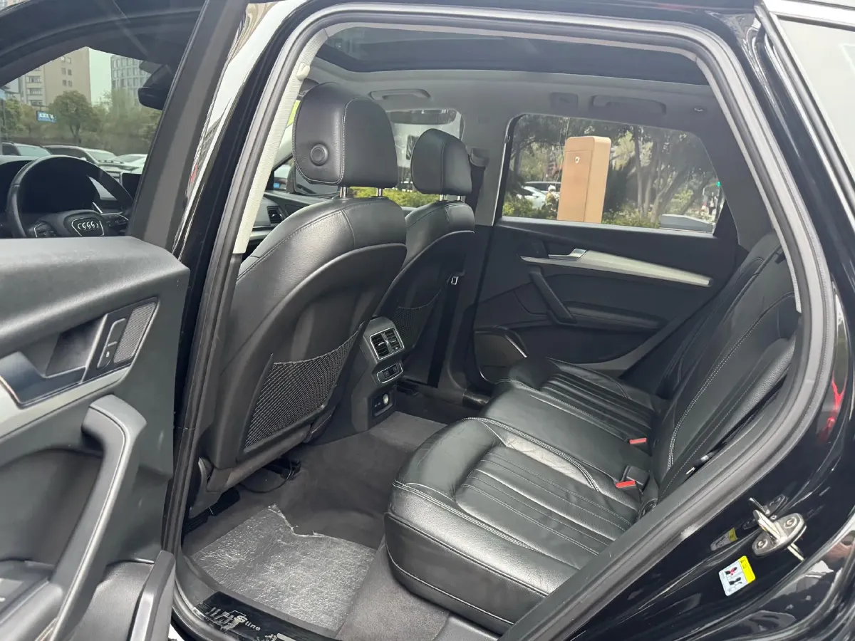 2020 Audi Q5L 2.0T 190HP L4 7DCT,autocango,china used car exporter,china ev exporter,chinese used car exporter,chinese used ev exporter