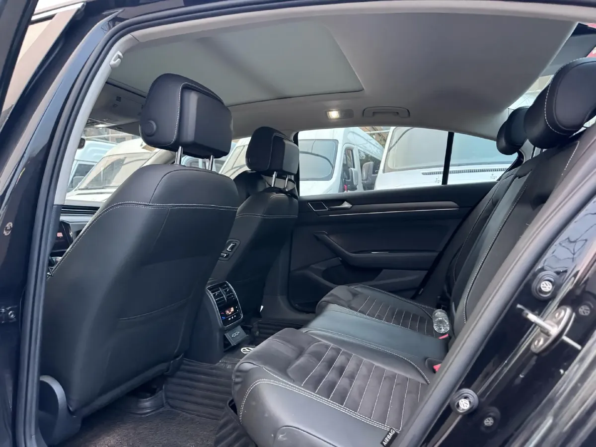 2020 Volkswagen Magotan 2.0T 220HP L4 7DCT,autocango,china used car exporter,china ev exporter,chinese used car exporter,chinese used ev exporter