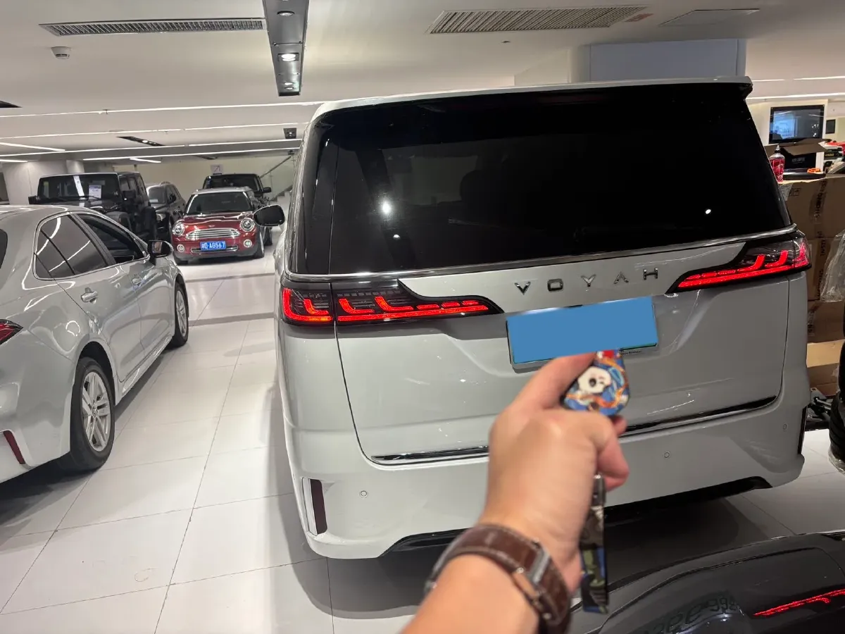 2022 Voyah Dream 1.5T 136HP L4 PHEV 25.57KWH,autocango,china used car exporter,china ev exporter,chinese used car exporter,chinese used ev exporter