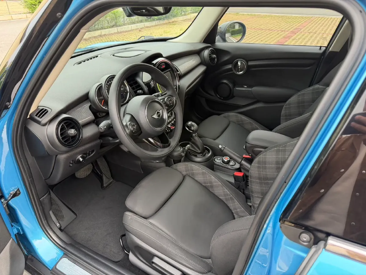 2016 MINI MINI 1.5T 136HP L3 6AT,autocango,china used car exporter,china ev exporter,chinese used car exporter,chinese used ev exporter