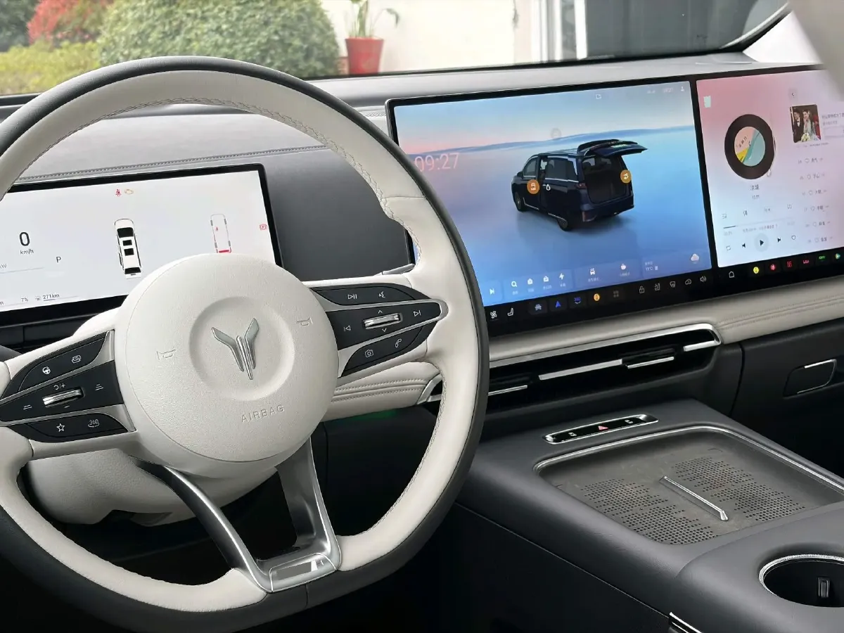 2025 Voyah Dream 1.5T 150HP L4 PHEV 41.7KWH,autocango,china used car exporter,china ev exporter,chinese used car exporter,chinese used ev exporter