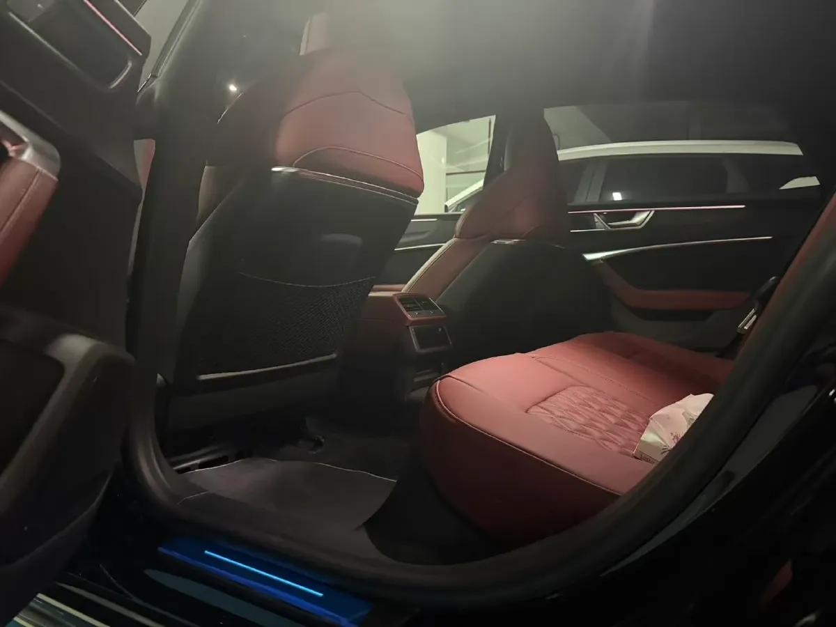 2024 Audi A7L 2.0T 245HP L4 7DCT,autocango,china used car exporter,china ev exporter,chinese used car exporter,chinese used ev exporter