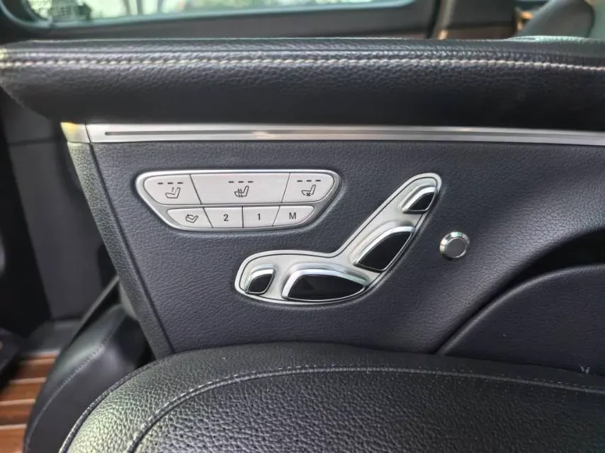 2021 Mercedes-Benz V Class 2.0T 211HP L4 9AT,autocango,china used car exporter,china ev exporter,chinese used car exporter,chinese used ev exporter