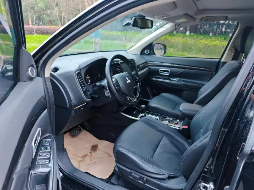 2018 Mitsubishi Outlander 2.4L 192HP L4 CVT,autocango,china used car exporter,china ev exporter,chinese used car exporter,chinese used ev exporter