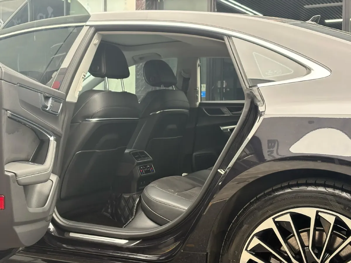 2024 Audi A7L 2.0T 245HP L4 7DCT,autocango,china used car exporter,china ev exporter,chinese used car exporter,chinese used ev exporter