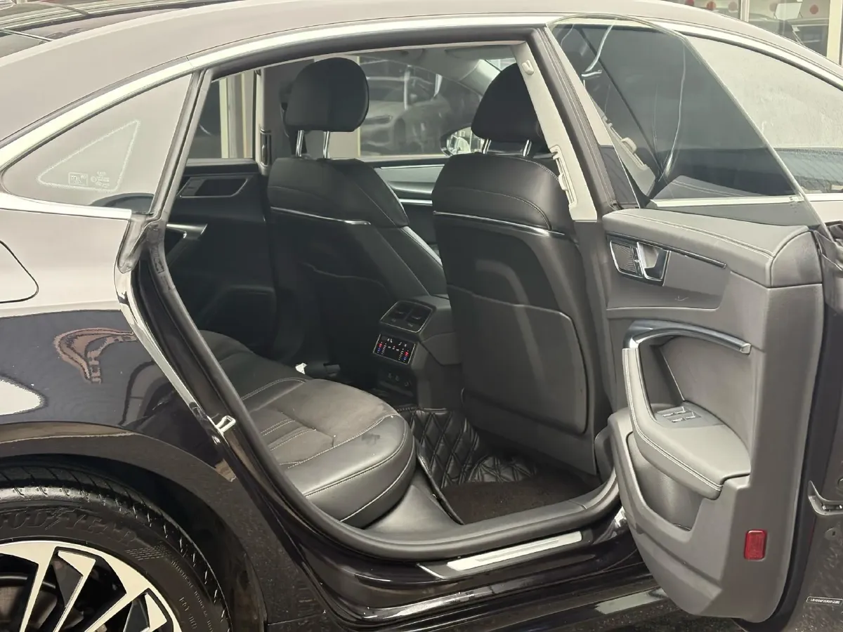 2024 Audi A7L 2.0T 245HP L4 7DCT,autocango,china used car exporter,china ev exporter,chinese used car exporter,chinese used ev exporter