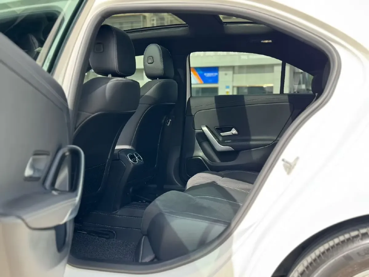 2021 Mercedes-Benz A Class 1.3T 163HP L4 7DCT,autocango,china used car exporter,china ev exporter,chinese used car exporter,chinese used ev exporter