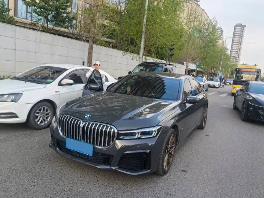 2021 BMW 7 Series 3.0T 340HP L6 8AT,autocango,china used car exporter,china ev exporter,chinese used car exporter,chinese used ev exporter