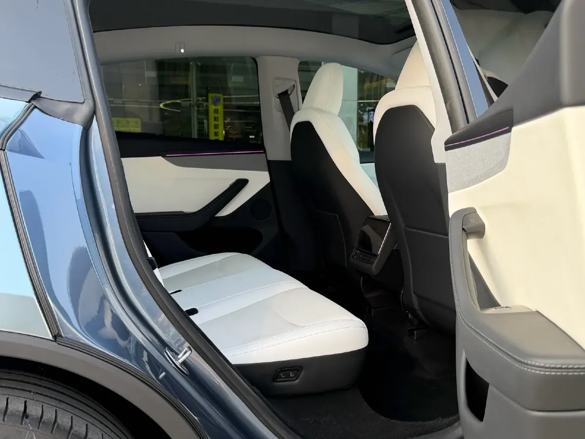 2025 Tesla Model Y BEV 62.5KWH,autocango,china used car exporter,china ev exporter,chinese used car exporter,chinese used ev exporter