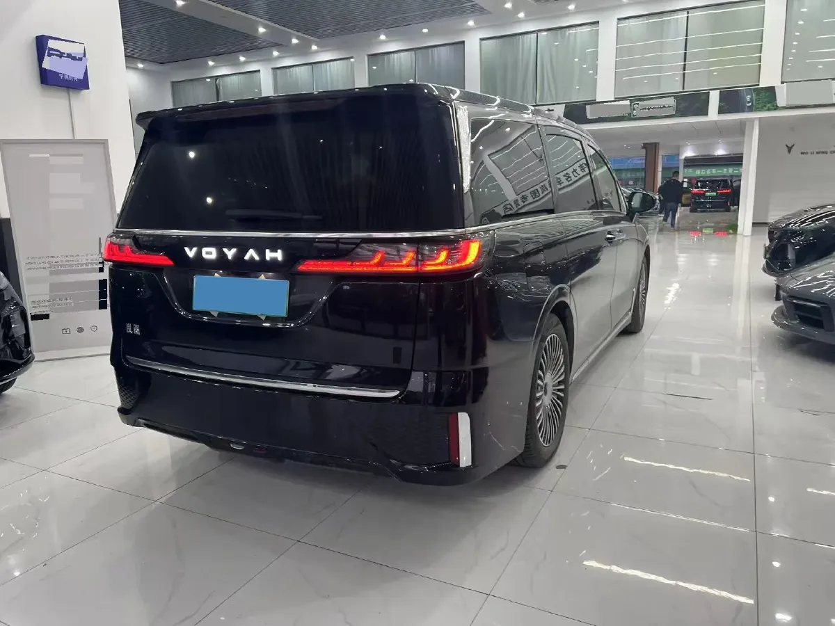 2025 Voyah Dream 1.5T 150HP L4 PHEV 41.7KWH,autocango,china used car exporter,china ev exporter,chinese used car exporter,chinese used ev exporter