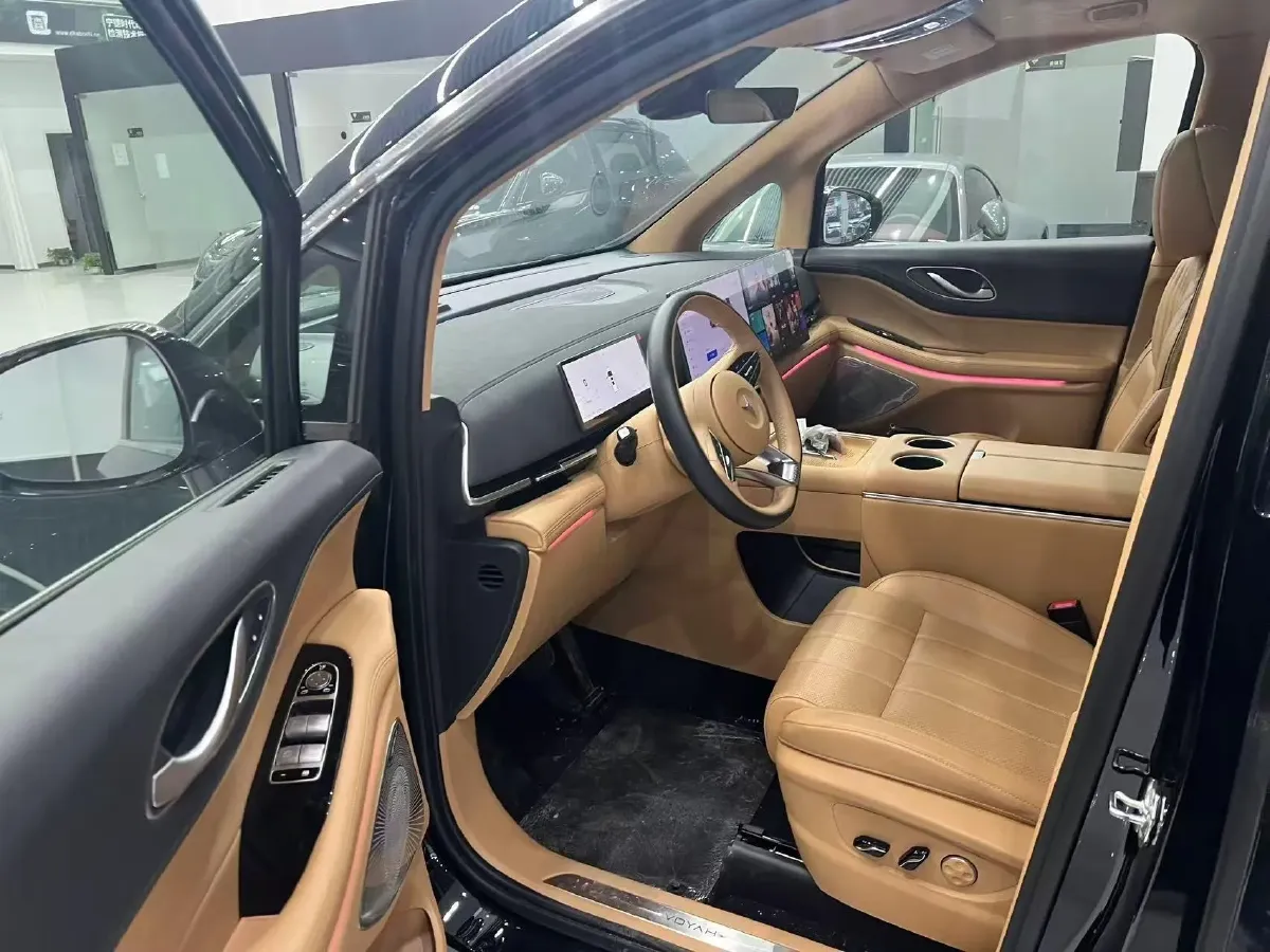 2025 Voyah Dream 1.5T 150HP L4 PHEV 41.7KWH,autocango,china used car exporter,china ev exporter,chinese used car exporter,chinese used ev exporter