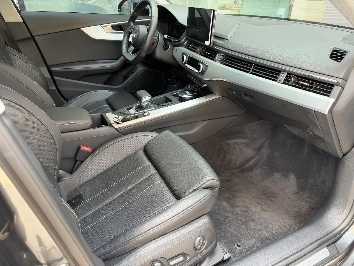 2022 Audi A4L 2.0T 190HP L4 7DCT,autocango,china used car exporter,china ev exporter,chinese used car exporter,chinese used ev exporter