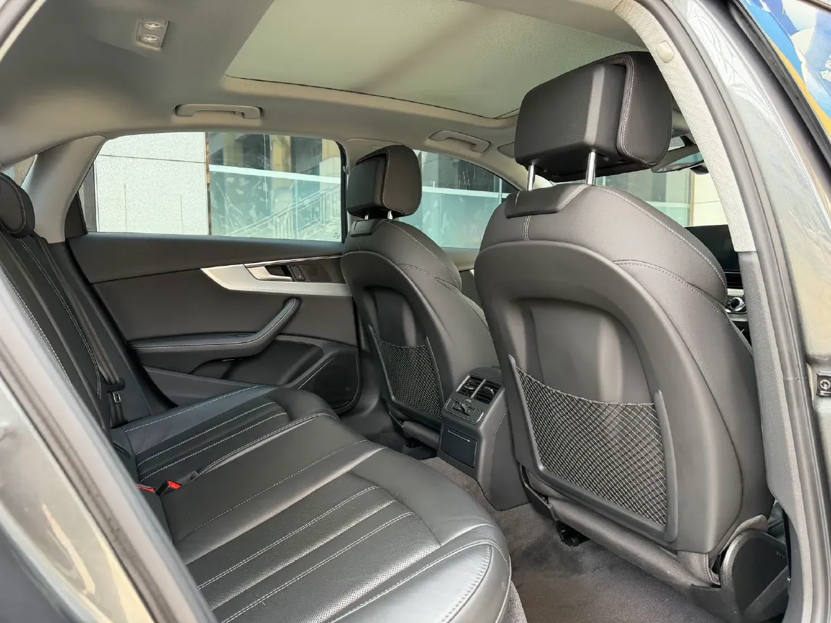 2022 Audi A4L 2.0T 190HP L4 7DCT,autocango,china used car exporter,china ev exporter,chinese used car exporter,chinese used ev exporter