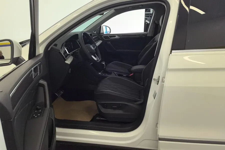 2024 Volkswagen Tiguan L 2.0T 186HP L4 7DCT,autocango,china used car exporter,china ev exporter,chinese used car exporter,chinese used ev exporter