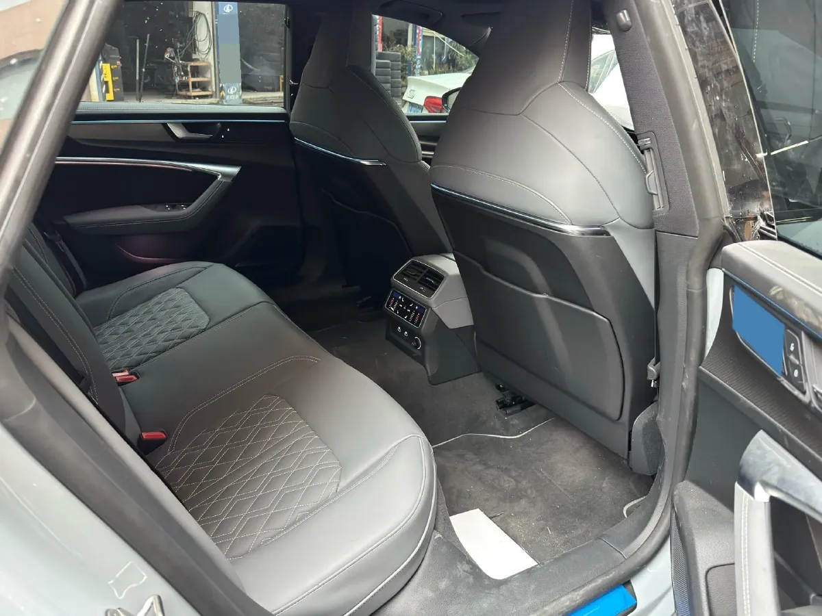 2024 Audi A7L 2.0T 245HP L4 7DCT,autocango,china used car exporter,china ev exporter,chinese used car exporter,chinese used ev exporter