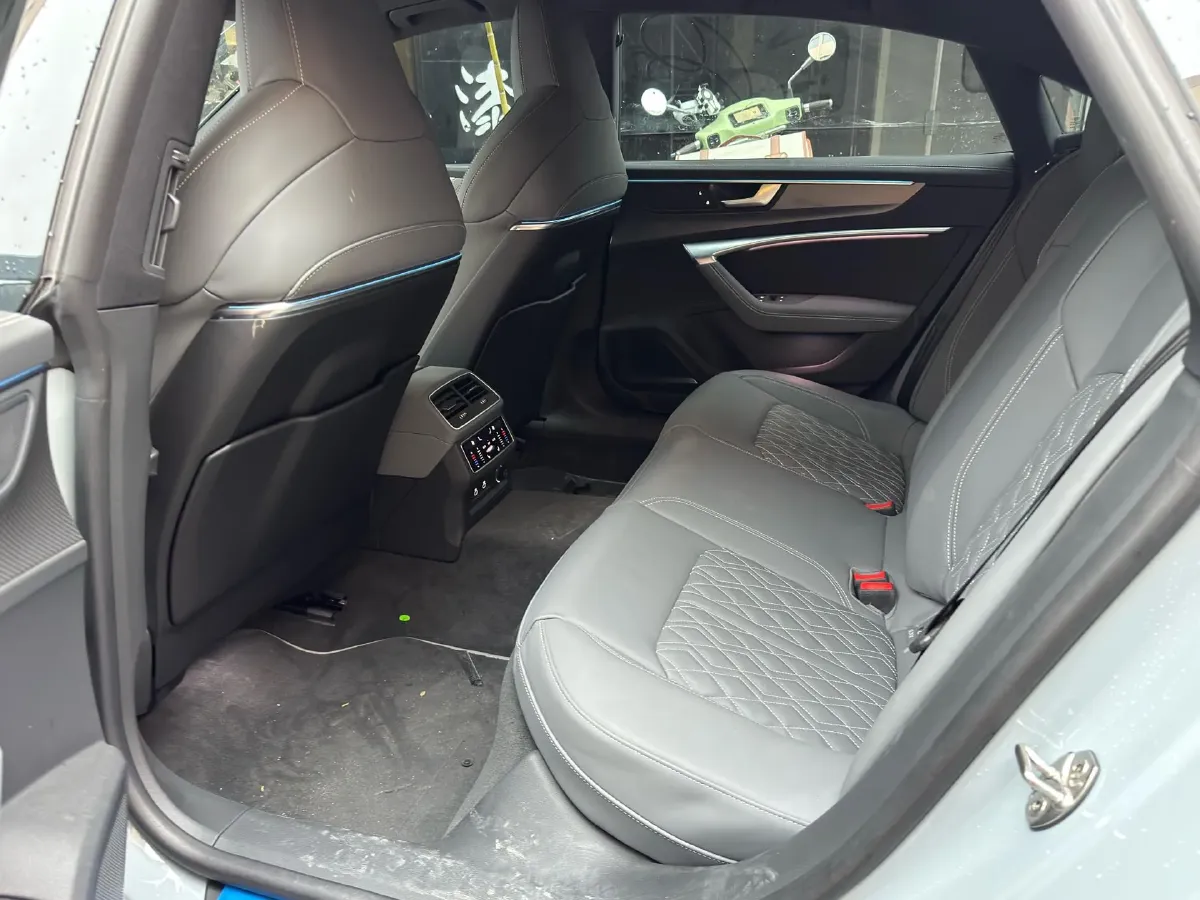 2024 Audi A7L 2.0T 245HP L4 7DCT,autocango,china used car exporter,china ev exporter,chinese used car exporter,chinese used ev exporter