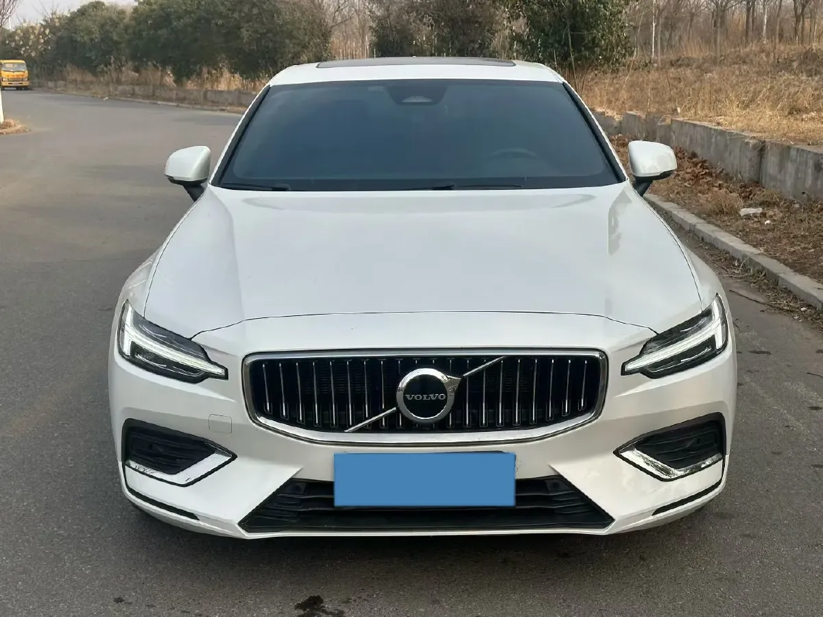 2026 Volvo S60 2.0T 197HP L4 7DCT,autocango,china used car exporter,china ev exporter,chinese used car exporter,chinese used ev exporter