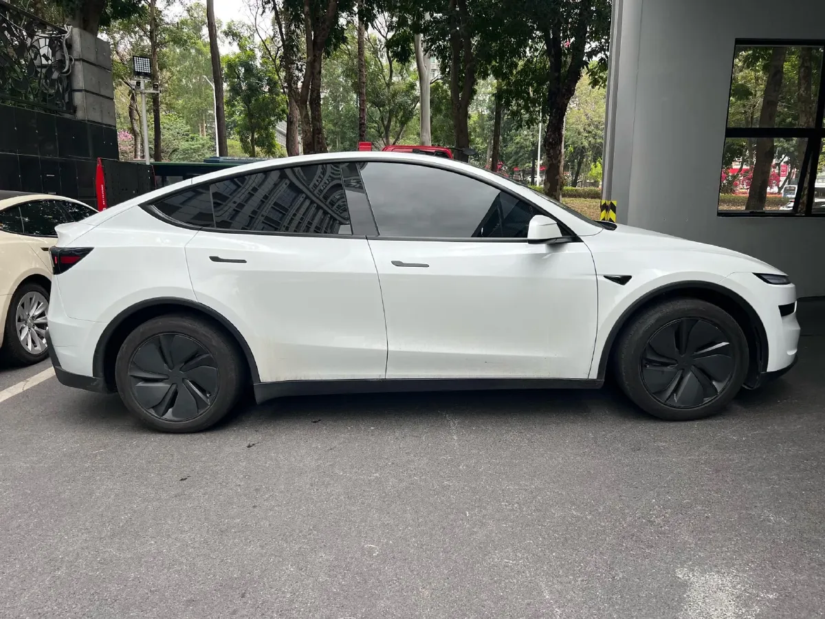 2025 Tesla Model Y BEV 62.5KWH,autocango,china used car exporter,china ev exporter,chinese used car exporter,chinese used ev exporter