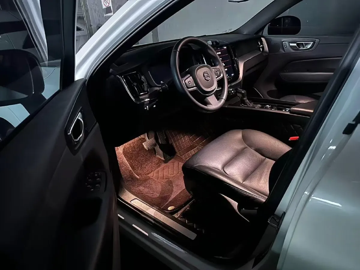 2021 Volvo XC60 2.0T 250HP L4 8AT,autocango,china used car exporter,china ev exporter,chinese used car exporter,chinese used ev exporter