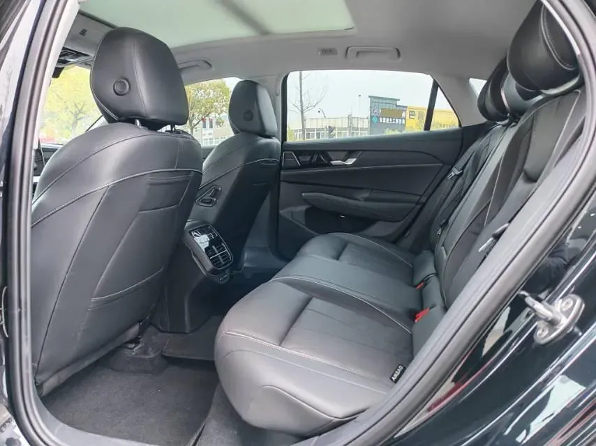 2025 Volkswagen Passat 2.0T 220HP L4 7DCT,autocango,china used car exporter,china ev exporter,chinese used car exporter,chinese used ev exporter