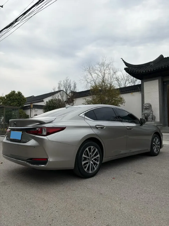 2022 Lexus ES 2.5L 178HP L4 E-CVT Hybrid,autocango,china used car exporter,china ev exporter,chinese used car exporter,chinese used ev exporter