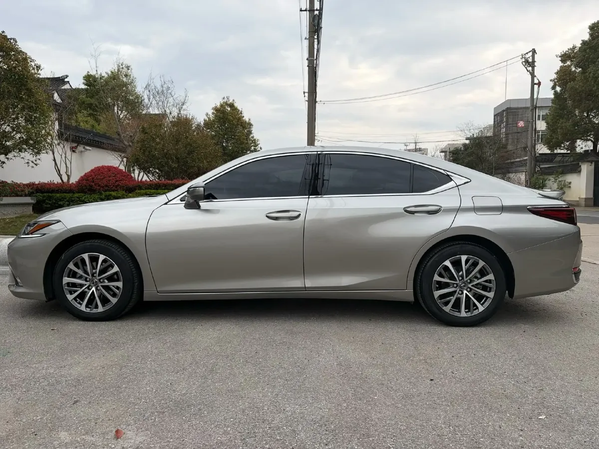 2022 Lexus ES 2.5L 178HP L4 E-CVT Hybrid,autocango,china used car exporter,china ev exporter,chinese used car exporter,chinese used ev exporter