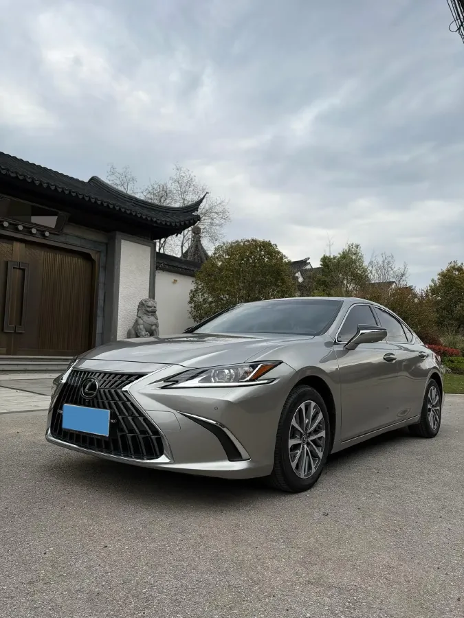 2022 Lexus ES 2.5L 178HP L4 E-CVT Hybrid,autocango,china used car exporter,china ev exporter,chinese used car exporter,chinese used ev exporter