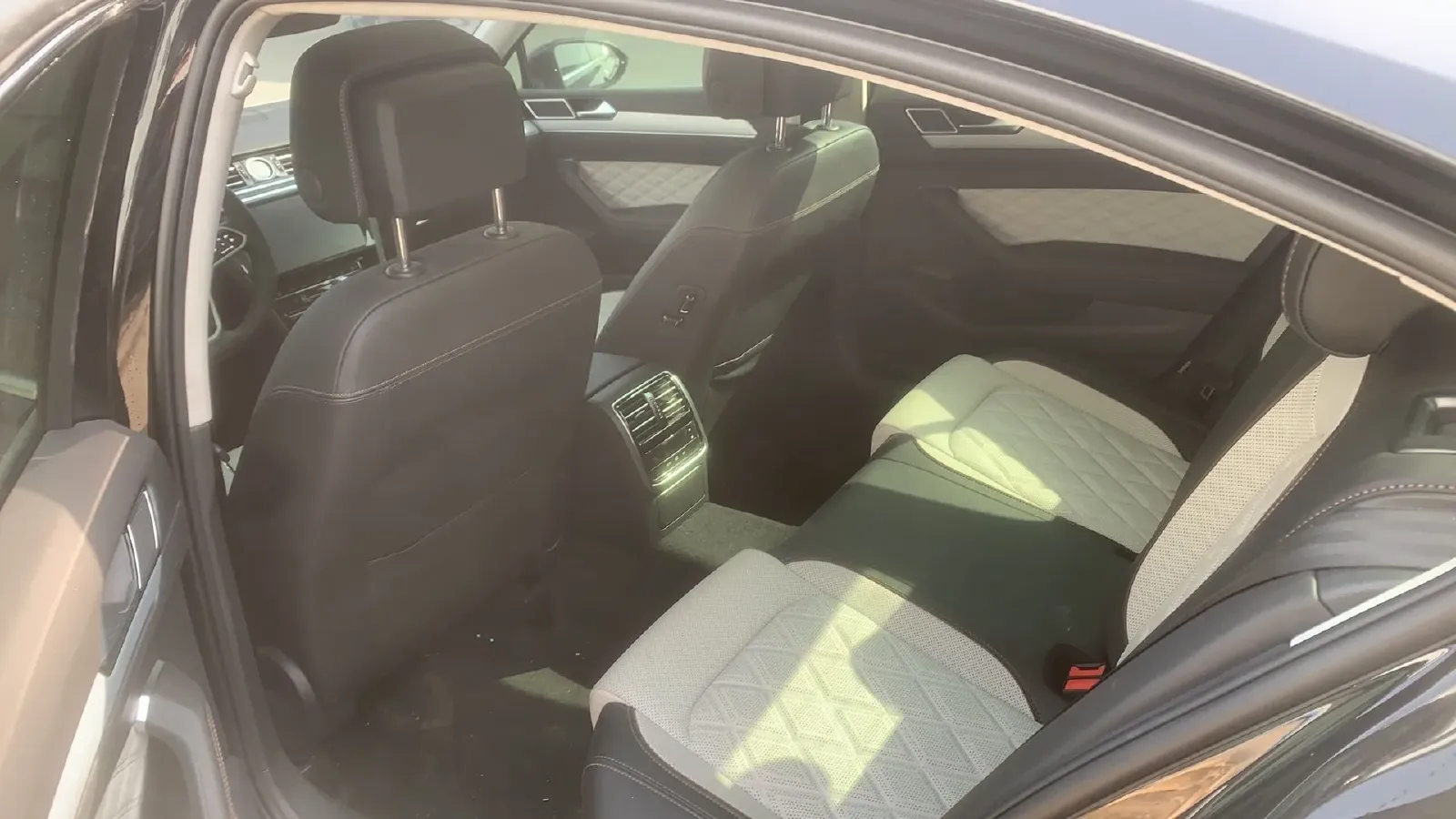 2024 Volkswagen Magotan 2.0T 186HP L4 7DCT,autocango,china used car exporter,china ev exporter,chinese used car exporter,chinese used ev exporter