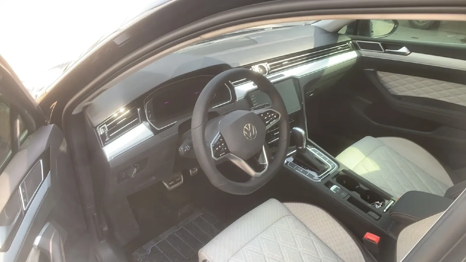 2024 Volkswagen Magotan 2.0T 186HP L4 7DCT,autocango,china used car exporter,china ev exporter,chinese used car exporter,chinese used ev exporter