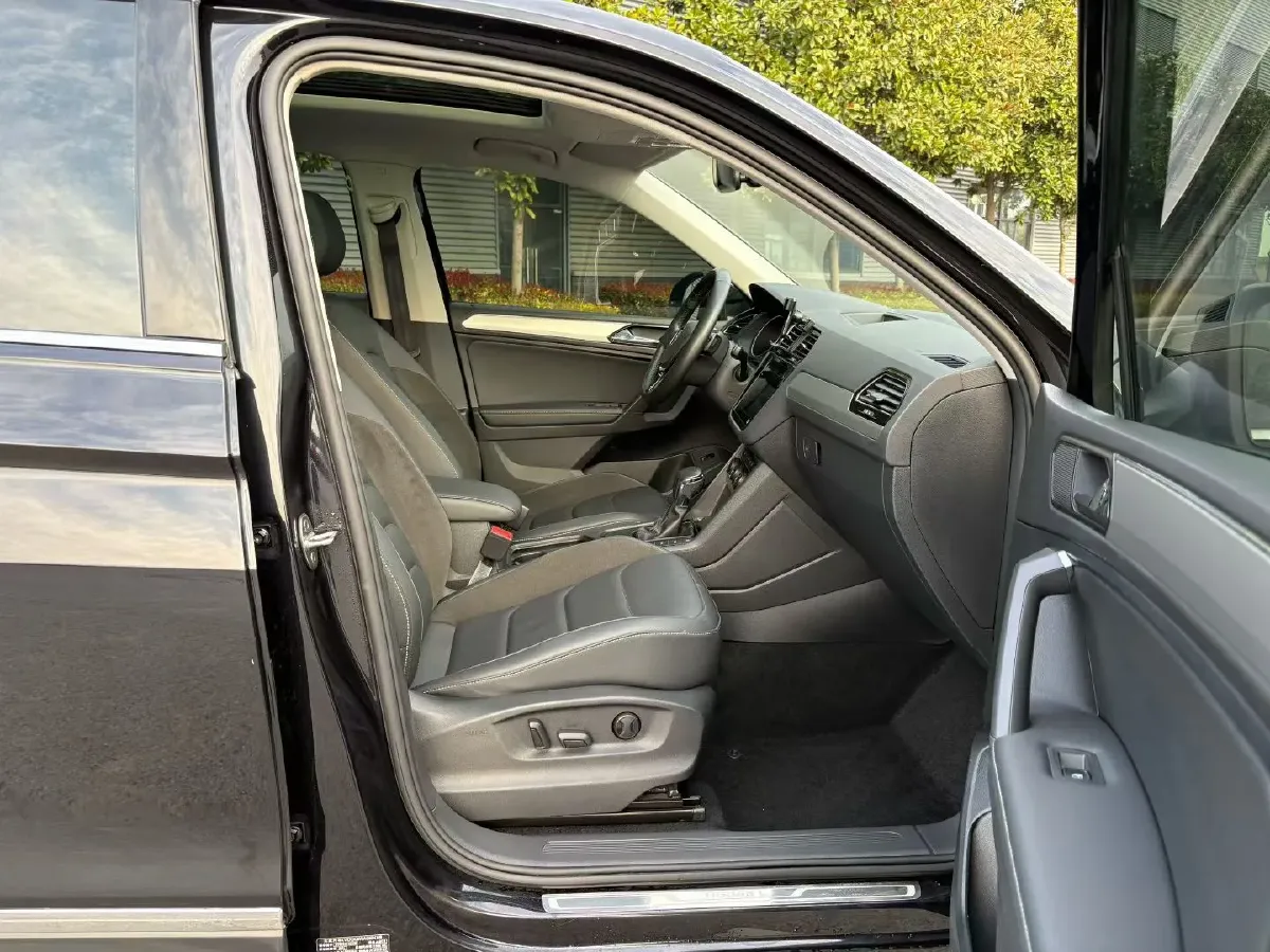 2020 Volkswagen Tiguan L 2.0T 186HP L4 7DCT,autocango,china used car exporter,china ev exporter,chinese used car exporter,chinese used ev exporter