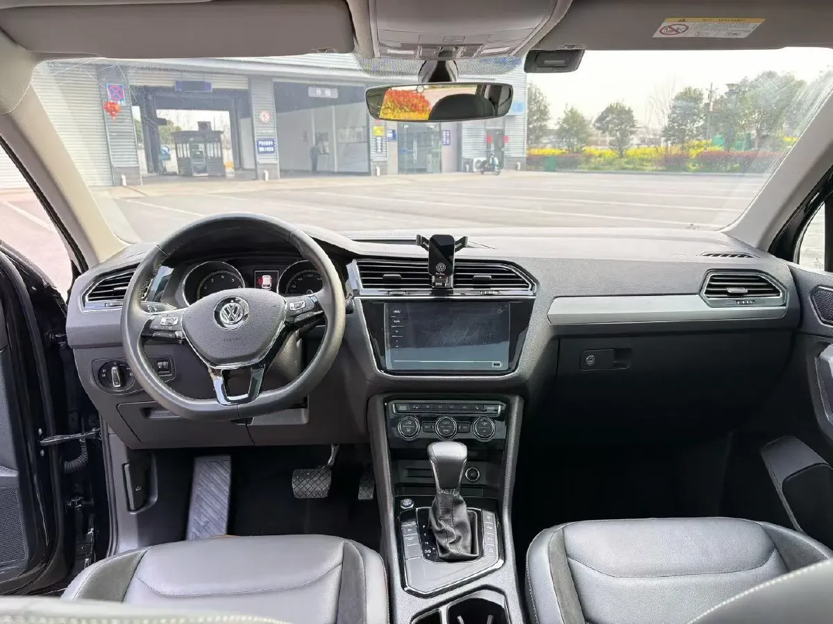 2020 Volkswagen Tiguan L 2.0T 186HP L4 7DCT,autocango,china used car exporter,china ev exporter,chinese used car exporter,chinese used ev exporter