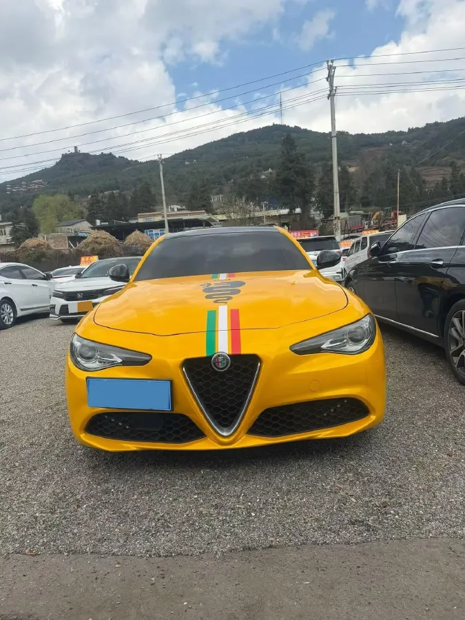 2017 Alfa Romeo Giulia 2.0T 200HP L4 8AT,autocango,china used car exporter,china ev exporter,chinese used car exporter,chinese used ev exporter