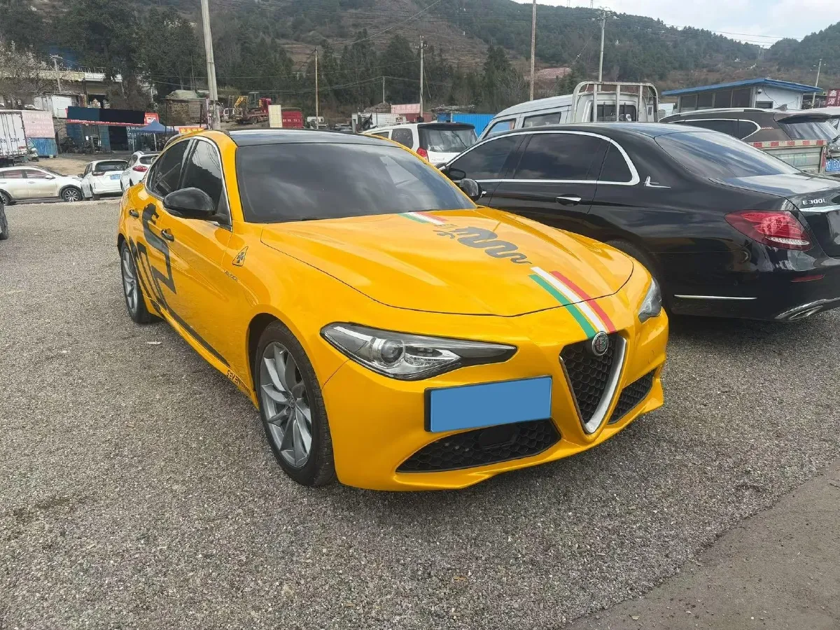 2017 Alfa Romeo Giulia 2.0T 200HP L4 8AT,autocango,china used car exporter,china ev exporter,chinese used car exporter,chinese used ev exporter