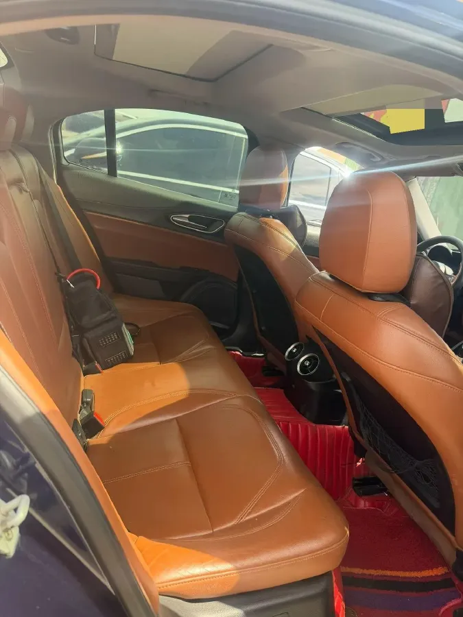 2017 Alfa Romeo Giulia 2.0T 200HP L4 8AT,autocango,china used car exporter,china ev exporter,chinese used car exporter,chinese used ev exporter