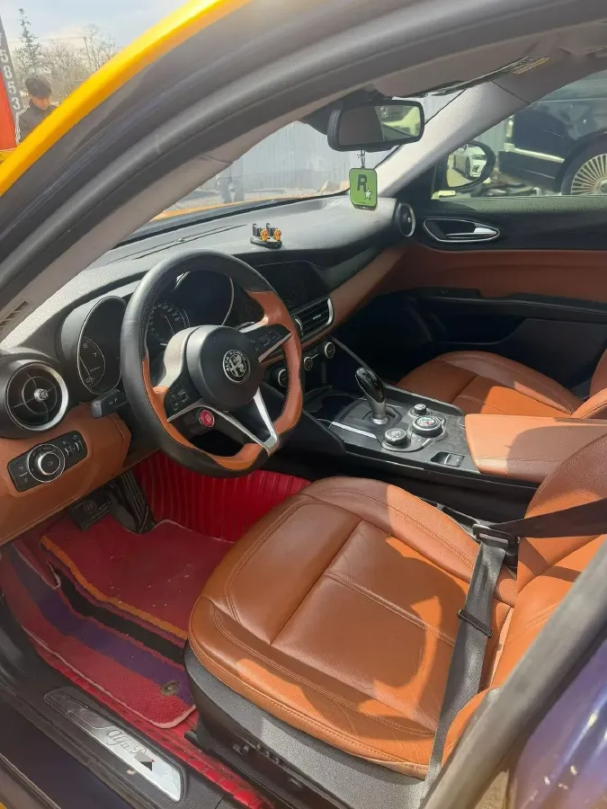 2017 Alfa Romeo Giulia 2.0T 200HP L4 8AT,autocango,china used car exporter,china ev exporter,chinese used car exporter,chinese used ev exporter