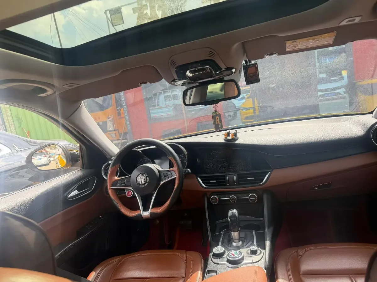 2017 Alfa Romeo Giulia 2.0T 200HP L4 8AT,autocango,china used car exporter,china ev exporter,chinese used car exporter,chinese used ev exporter