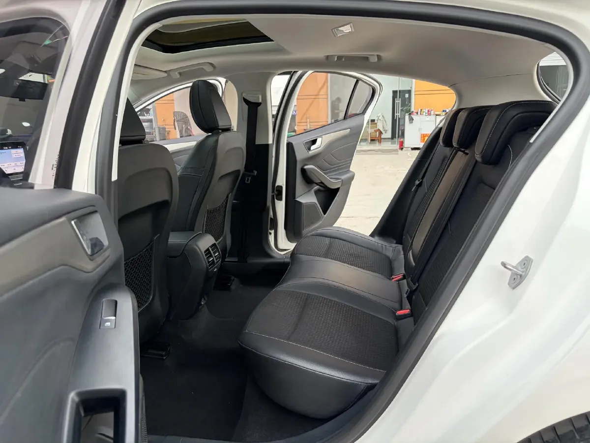 2020 Ford Focus 1.5T 174HP L3 8AT,autocango,china used car exporter,china ev exporter,chinese used car exporter,chinese used ev exporter