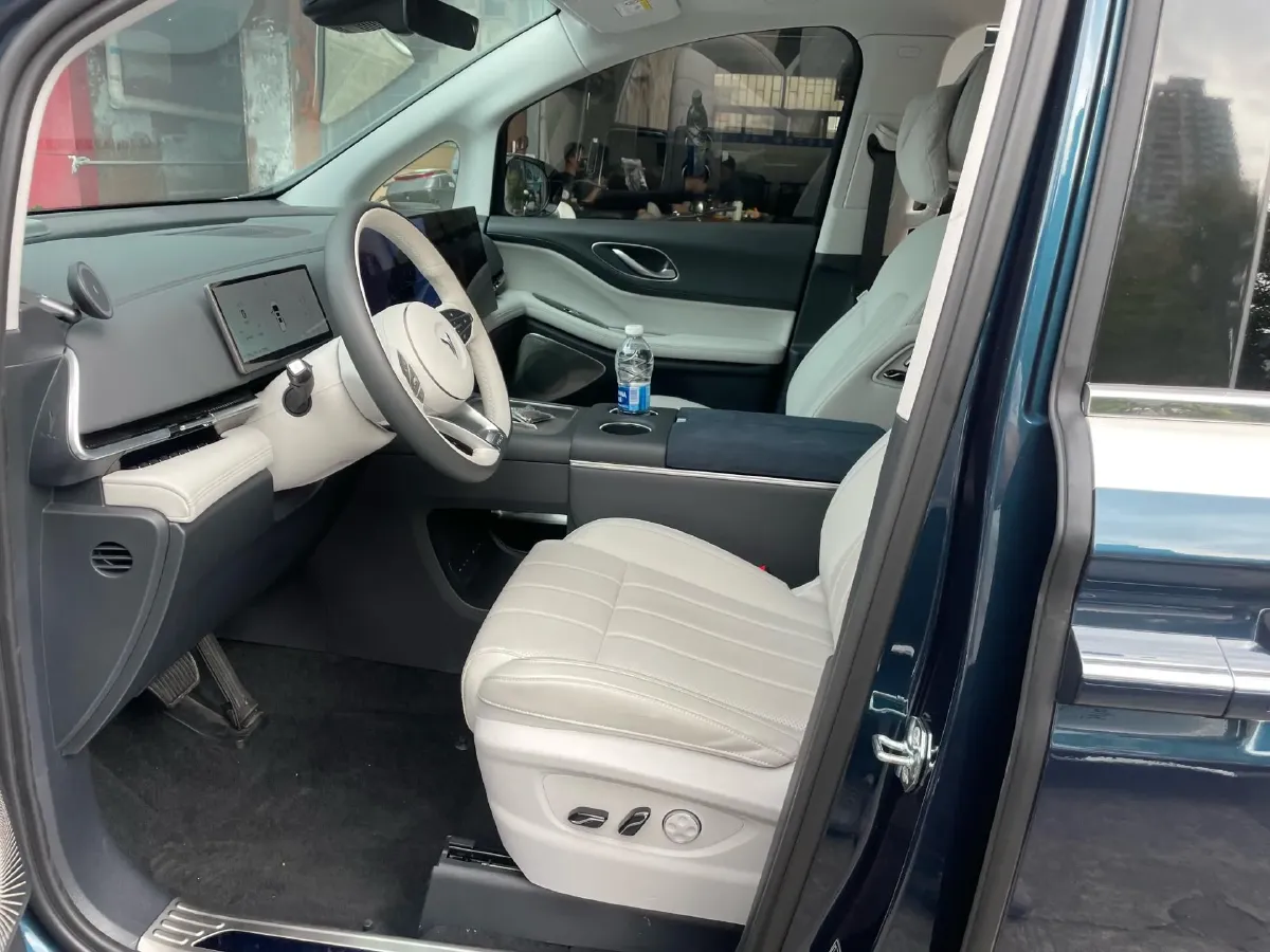 2025 Voyah Dream 1.5T 150HP L4 PHEV 41.7KWH,autocango,china used car exporter,china ev exporter,chinese used car exporter,chinese used ev exporter