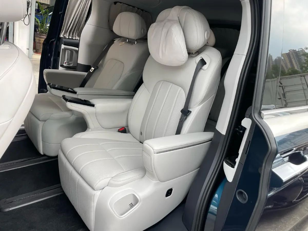 2025 Voyah Dream 1.5T 150HP L4 PHEV 41.7KWH,autocango,china used car exporter,china ev exporter,chinese used car exporter,chinese used ev exporter