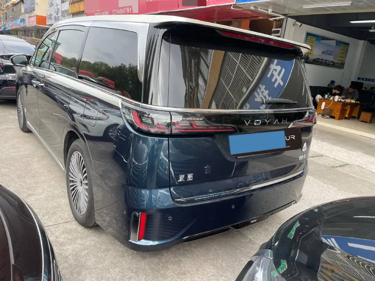 2025 Voyah Dream 1.5T 150HP L4 PHEV 41.7KWH,autocango,china used car exporter,china ev exporter,chinese used car exporter,chinese used ev exporter